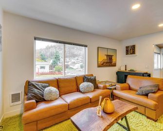 Tillamook Bay Apt Near Marina Fish, Boat and More! - Garibaldi - Living room