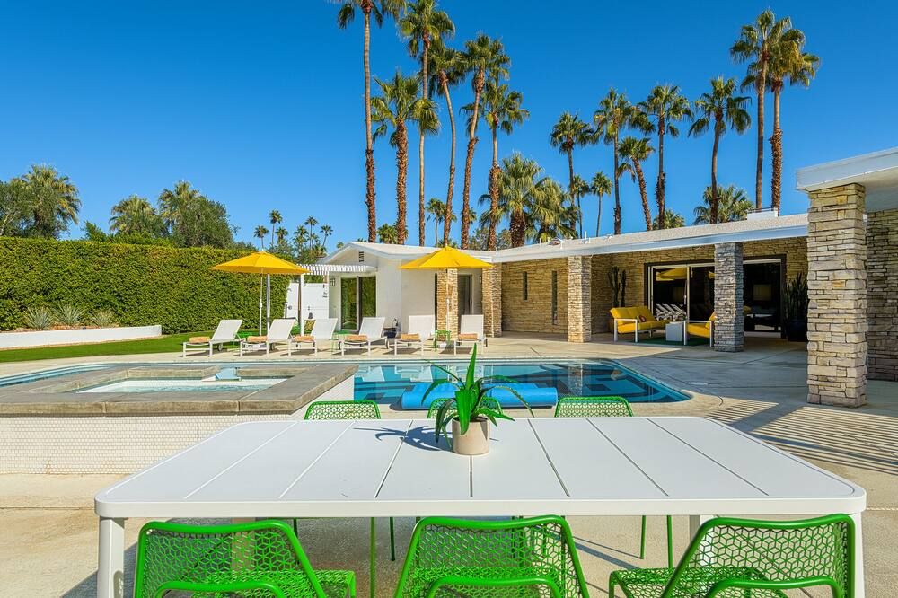 MidMod Marvel! 1/3 acre! 4 bedrooms! Pool! Spa! Misters! Fireplaces! Mtn. Views! - פאלם ספירנגס - בריכה