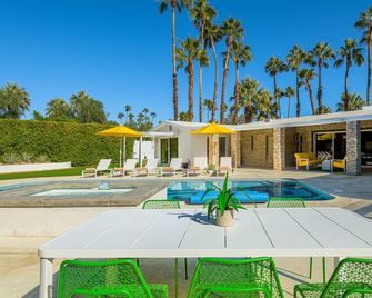 MidMod Marvel! 1/3 acre! 4 bedrooms! Pool! Spa! Misters! Fireplaces! Mtn. Views! - Palm Springs - Piscina