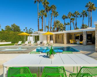 MidMod Marvel! 1/3 acre! 4 bedrooms! Pool! Spa! Misters! Fireplaces! Mtn. Views! - بالم سبرينغس - حوض السباحة