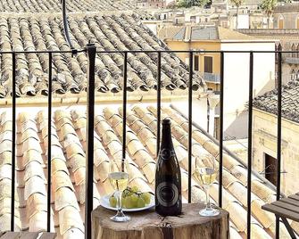 Modica Old Town Rooms - Modica - Parveke