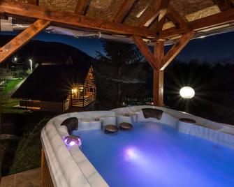 Adorable Home With Pool & Hot Tub Surrounded by Beautiful Nature - Brod Moravice - Servicio de la propiedad