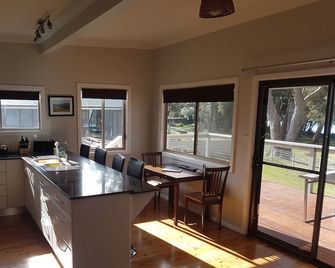 Nuffys Paradise @ The Waterfront St Georges Basin - Hyams Beach - Cocina
