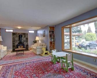 Bright 2-Bedroom Home 5 min to Airport, Walk/Ski to Inlet, Parks & Coastal Trail - Anchorage - Living room