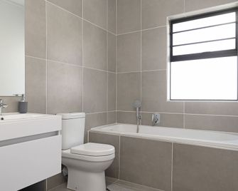 Ballito Village 69 by HostAgents - Ballito - Bathroom