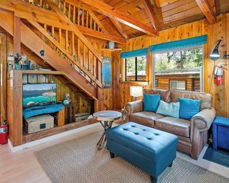 Aidenn Cabin - 1 bedroom, loft, 1 bath - Walk to private beach & Restaurants - Tahoe City - Living room