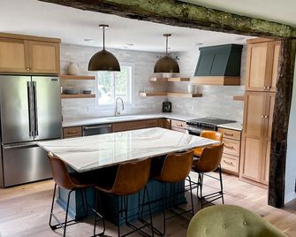 Cozy 2-bedroom cottage in charming Maiden Rock. Sleeps up to 8 guests. - Maiden Rock - Kitchen