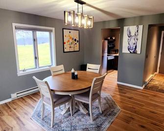 Suss View Suites-Hunger Mtn. - Waterbury - Essbereich