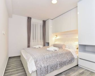 Villa Sana, on the beach with swimming pool - Insula Vir - Dormitor