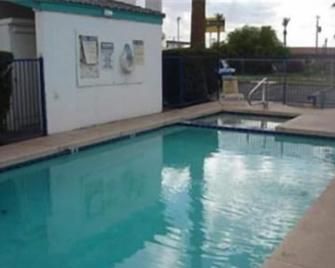 Colonade Motel Suites - Mesa - Pool