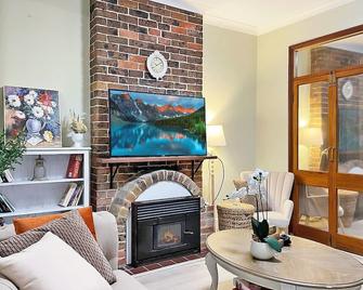 Country in City Darling Harbour Retreat Pool - Sydney - Living room