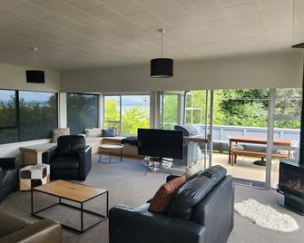 Rainbow Point Pad - Large elevated bach with lake and mountain views, Free Wi-Fi - Taupo - Wohnzimmer