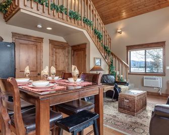 Troutchasers Cabin ~ Thanksgiving Availability relax. Fish. Explore. Be Merry - Bozeman - Comedor