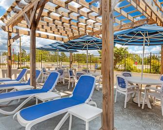 Quality Inn & Suites Spring Lake - Fayetteville near Fort Bragg - Spring Lake - Binnenhof