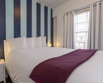 Deluxe Queen Room with View and Ensuite Bath - San Francisco