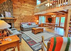 Mountain Heir-Cabin W/Hot Tub, Pool Table, Wi-Fi & Ac, Pets Ok W/Fee - Jefferson - Ruang tamu