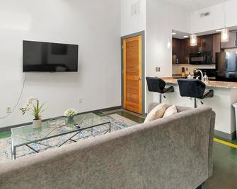 Landing | Stylish 1bd, Gym, Clubhouse - Richmond - Living room