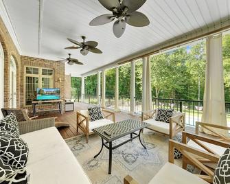 Norris Lake Manor-Exquisite Waterfront with Private Dock Pool Hot tub Game room - Caryville - Вітальня