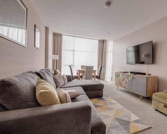 2 Bed Deansgate Apartment City Centre - Prestwich - Living room