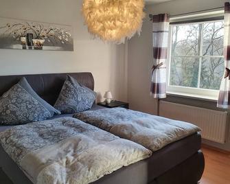 Spacious, modern vacation apartment in a quiet location - Merzig - Schlafzimmer