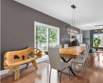Luxury Stay with Epic Views – Prime Location Near Old Quebec n Montmorency Falls - Boischatel - Dining room