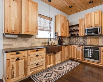 Bring the Pups! Cozy Oaks Barndominium with Hot Tub & Fire Pit - Nashville - Cocina