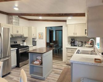 The Breakaway on Long Lake - Game Room + Bunkie + Covered Patio - Hillman - Cocina