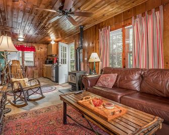 Rustic Cabin Steps From The Water On Star Lake - Star Lake - Living room