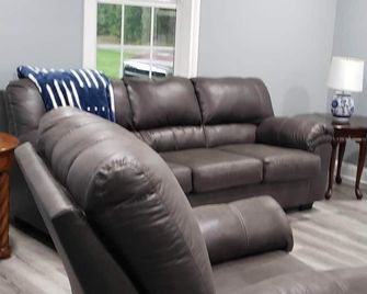 2 bedroom, one bath house with Lakeview to Lone Star Lake. - Daingerfield - Sala de estar