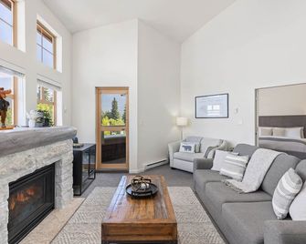 Olympic Plaza Views with Pool and Hot Tub by Harmony Whistler - Whistler - Vardagsrum