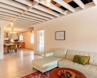 Spacious modern loft with a city view. - Roseville - Living room