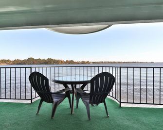 Sunrise View Waterfront Balconylake Getaway - Willis - Balcony