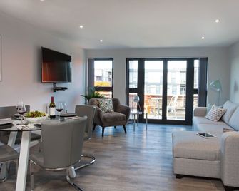 Cotels at 7Zero1 Serviced Apartments - Modern Apartments, Superfast Broadband, Free Parking, Centrally Located - Milton Keynes - Living room