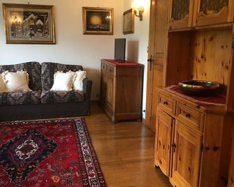 Cortina Amazing View! Luxury Chalet 5min Walk To Center Cortina And Ski Facility - Cortina d'Ampezzo - Living room