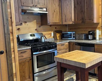 Birkie Haven - an exceptional vacation home experience ! - Hayward - Cocina