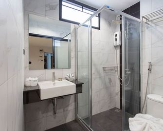 Well Timed Hotel - Krabi - Bathroom
