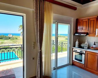 Socrates Holidays Apartment - Kamisiana - Kitchen