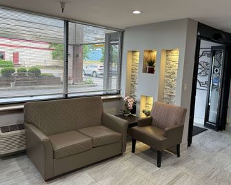 La Quinta Inn and Suites by Wyndham Cincinnati North - Springdale - Lobby