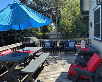 Chalet-By-The-Sea - Bay Shore - Patio