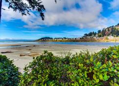 Dog-friendly floral suite w/ocean views & perfect location for a Yachats retreat - Yachats - Strand