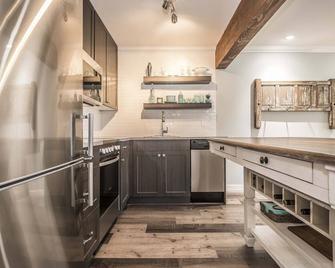 Lovely waterfront studio with balcony. - Harrison Hot Springs - Kitchen