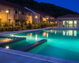 レジデンス マヌレヴァ ル クロ ドゥ ロシェ - レ・ゼイジー・ド・タヤック - プール