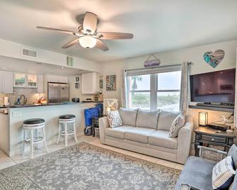 Treasure Island Condo - Sunset and Beach Views! - Saint Pete Beach - Living room