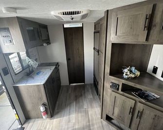 Cozy RV Getaway for Couples! - Shelby - Keuken