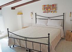 Antiche Mura Apartments'Cielo di Puglia' -2 matrimoniali, cucina,letto singolo e terrazzo - Turi - Bedroom