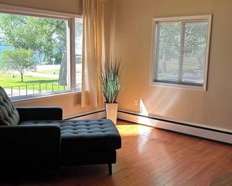 1 acre lake front 4 bedroom home on Buffalo Lake close to Downtown shops. - Buffalo - Living room