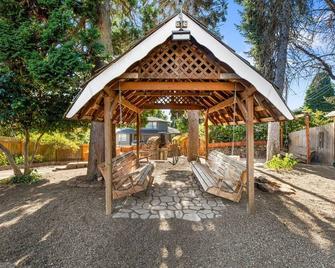 PNW Downtown Hobbit Home - Detached game-room & Outdoor pizza oven! - Vancouver - Patio