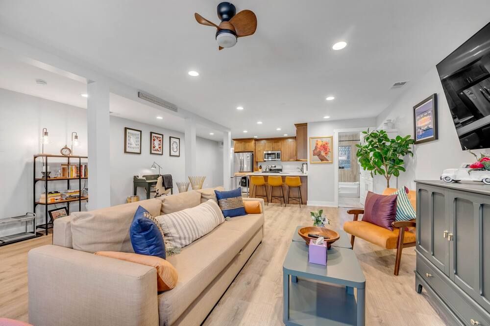 New Listing! Modern Design 2bd Garden Condo Near United Center By Allset Turnover - שיקאגו - סלון