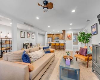 New Listing! Modern Design 2bd Garden Condo Near United Center By Allset Turnover - Chicago - Sala de estar