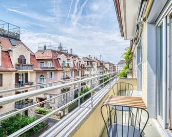 Airy Wiedikon 2.5BR w/ W/D & Storage Room, nr Tram, by Blueground - Zúrich - Balcón